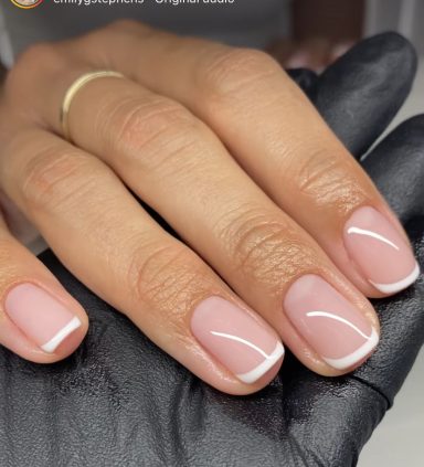 Manucure française naturelle sur ongles courts – Studio Gabriela Corenc
