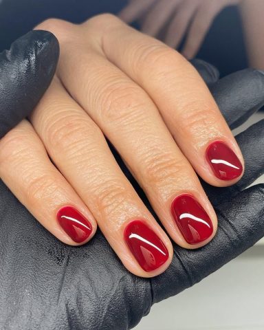 Manucure rouge brillante sur ongles courts – Studio Gabriela Corenc