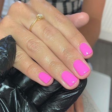 Manucure rose vive sur ongles courts – Studio Gabriela Corenc
