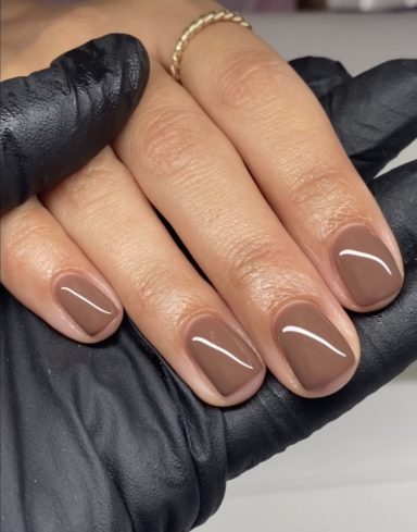 Manucure nude taupe brillante – Studio Gabriela Corenc